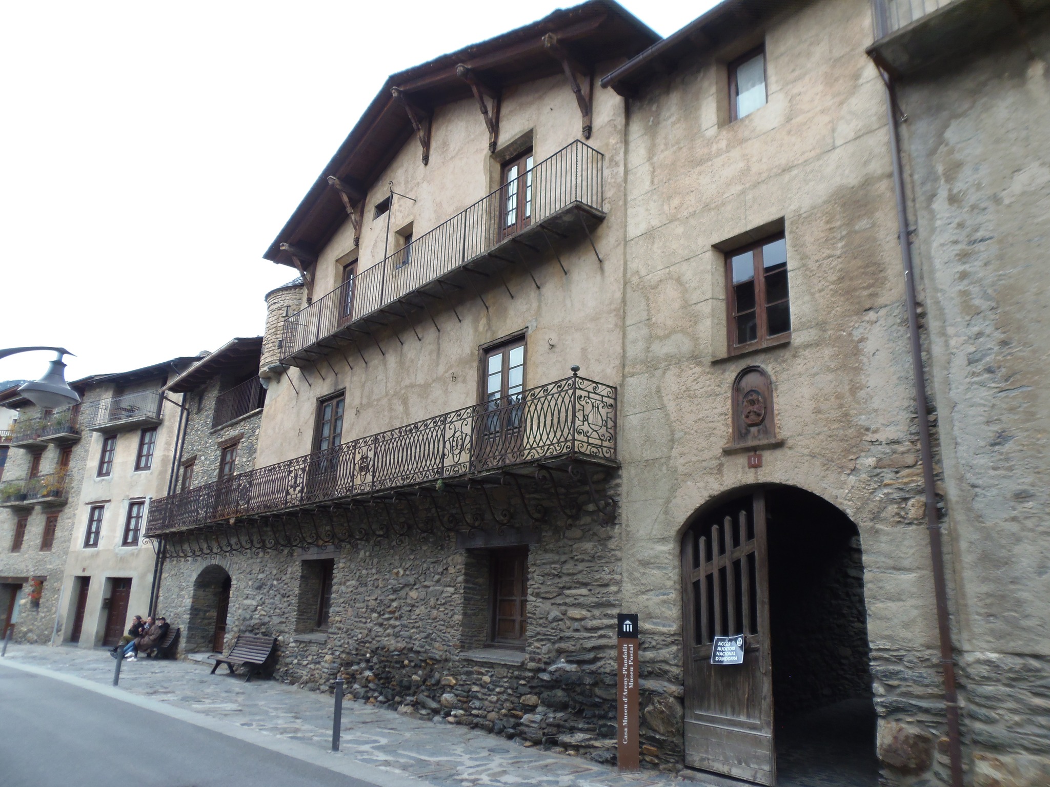 Façana de la Casa d'Areny-Plandolit
